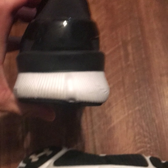 Men’s under armour shoes - Picture 3 of 4